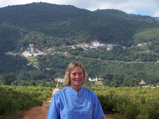 Mittlerweile stilecht in burmesischer Bluse...