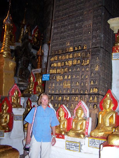 Das große Teak-Teil hinter mir ist sehr alt und wertvoll !