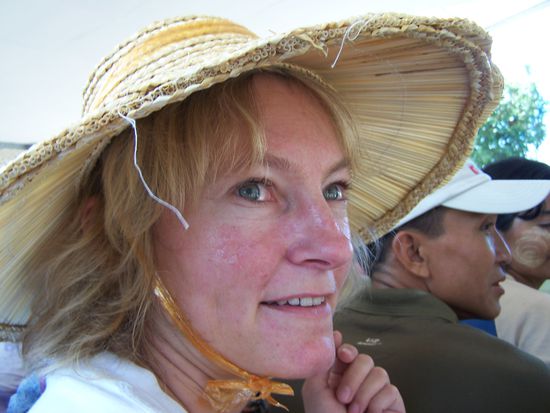 Ich bin nicht eitel, deswegen veröffentliche ich dieses grauenhafte Foto ! Zur Entschuldigung: Es war brüllend heiß, ich war mit 43 anderen Leuten auf der Ladefläche eines Viehtransporters eingepfercht und ich hatte Angst !!!