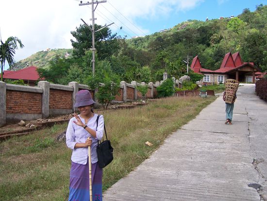 Nordic walking auf burmesisch: Eine andere Technik - nur ein Stock und man will dabei offensichtlich nicht beobachtet werden !