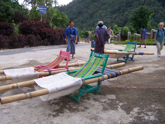 Per Sänfte konnte man sich hochtragen lassen - das fand ich abartig. Ich wollte laufen. Ich machte mir zu diesem Zeitpunkt aber nicht klar, daß die Sänften-Träger kein Einkommen haben, wenn sich niemand tragen läßt. Also lief ich erstmal.