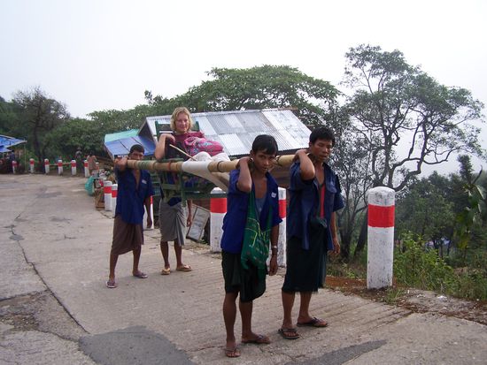Ich fühlte mich absolut nicht wohl dabei, aber die Jungs ließen nicht locker, sie liefen permanent nebenher und boten ihre Dienste an. Der Weg nach oben war nicht soooo anstrengend, es wäre nicht nötig gewesen, sich tragen zu lassen, aber letzten Endes gab ich auf und bestieg das 1. Mal in meinem Leben eine Sänfte. Mein schlechtes Gewissen beruhigte ich durch eine sehr generöse Entlohnung der 4 !