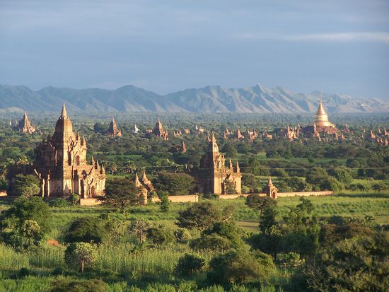 Noch ein paar hundert, gefällig ??? Kein Problem in Bagan !