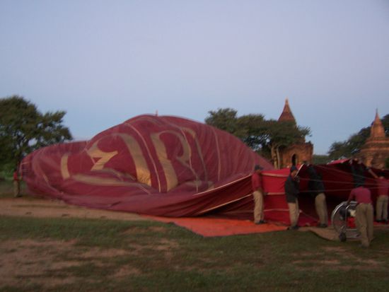 Kurz nach 05.30 Uhr. Es ging los ! Während die zahlenden Gäste Croissants, Kaffee und Tee konsumierten, wurden 2 Ballons aufgeblasen. (Oder wie nennt man das ?)