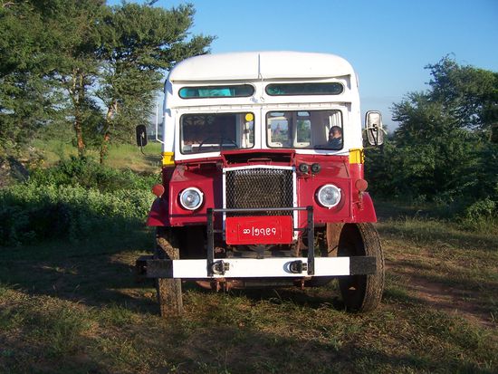Dieser alte Chevrolet-Bus fuhr uns zurück ins Hotel. Pünktlich zum 2. Frühstück um 08.00 Uhr.