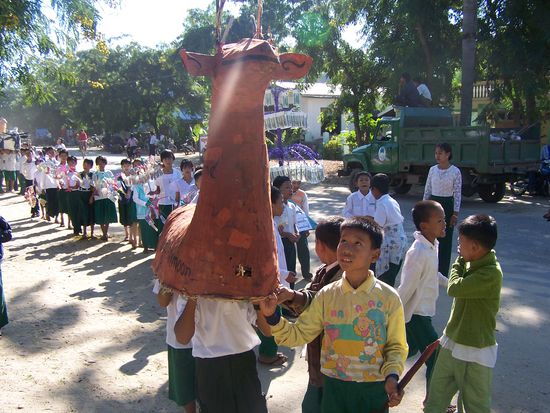 Viele Figuren und viel Tam-tam !