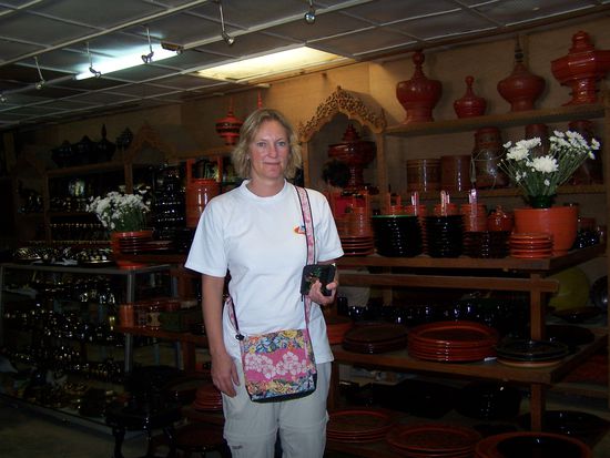 In einer Lackwarenfabrik. Schüsselchen und Schächtelchen aus wunderschönem Lack. Da mußte ich zuschlagen !