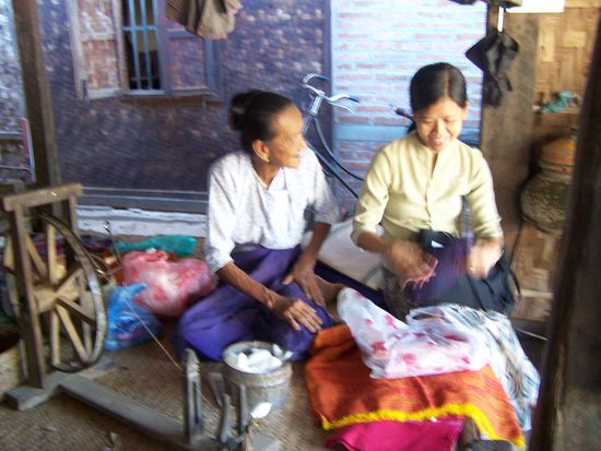 Besuch in einem Privathaus eines Dorfes bei Bagan. Wir kauften Sarongs.