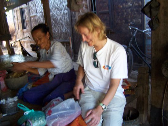 Ich versuchte auch mal, zu spinnen. (Was ich im übertragenen Sinne sonst ganz gut kann). Aber einen echten Faden spinnen ? Schwierig !