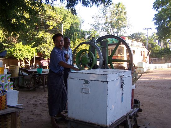 Mit so einer Kurbelpresse quetscht man Zuckerrohr aus und gewinnt einen sehr leckeren und gesunden Saft.