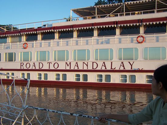 Die Road to Mandalay - so kommt man sehr relaxed auf dem Fluß nach Mandalay. Wir wollte morgen wirklich die road mit dem Auto !
