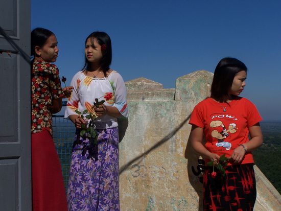 Die Schöne in der Mitte war mein "Hochzieh"-Girl auf dem Mt. Popa !