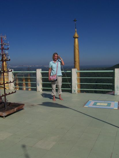 Geschafft ! Mount Popa bestiegen (keine große Kunst, aber immerhin)