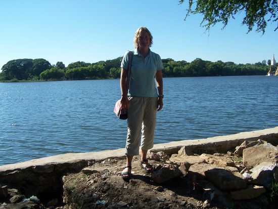 Keinen blassen Schimmer mehr, wo das war. Aber ich weiß noch, daß wir hier zu Mittag gegessen haben und mein Verlangen nach Pommes + Ketchup übermächtig wurde. Das waren die matschigsten Pommes, die ich je hatte. Aber es waren Kartoffeln, kein Reis und so schmeckten sie doch !