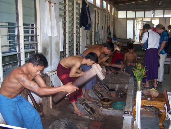 So wird Blattgold gehämmert- im Grunde ist das Sklavenarbeit