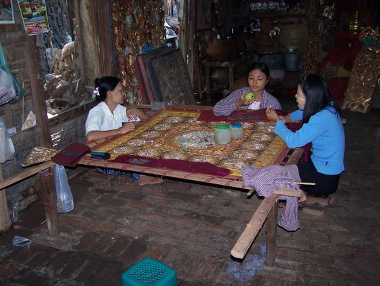 Hier wird von Hand gestickt - ebenfalls harte Arbeit...