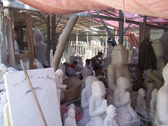 Es werden nicht nur Buddhas in Stein gehauen, wer sich seine eigene Visage als Marmorstatue auf die Terrasse stellen will, kann sie hier herstellen lassen und inkl. shipping nach Europa ist das gar nicht mal teuer ! Naja, wer´s braucht ?