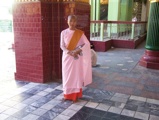 Eine Nonne steht Modell für mich