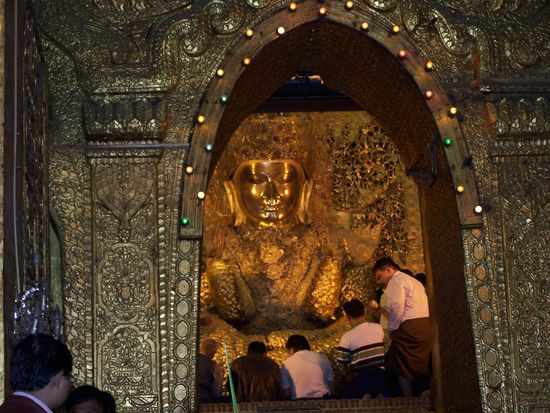 Das Super-Heiligtum und Männer beim Blattgoldkleben