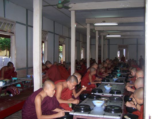 Mönche beim Mittagessen