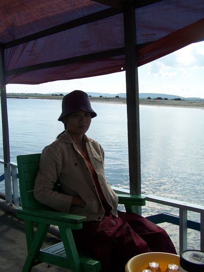 ...und K. guckt wieder etwas sparsam angesichts des ganzen fiesen Wassers um sie herum...