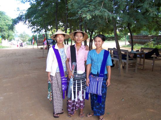 3 sehr sympathische und erfolgreiche Souvenir-Verkäuferinnen !