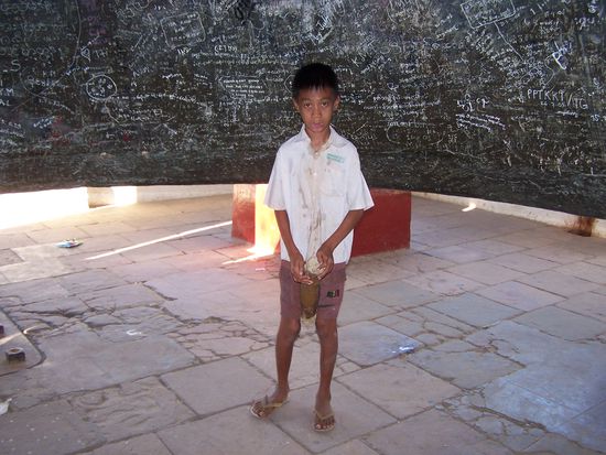 Kleiner Junge in der Glocke