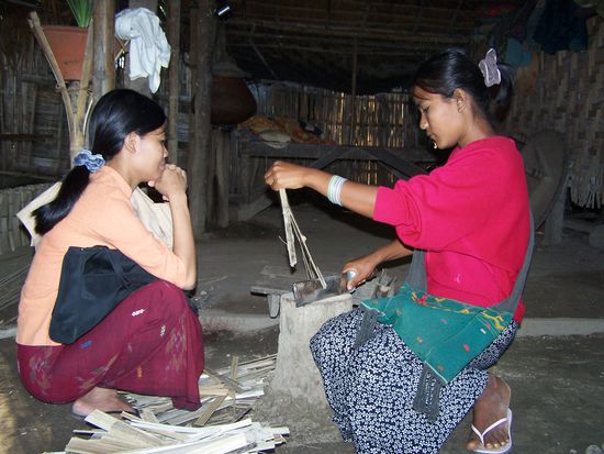 So wird´s gemacht: Bambus in Streifen schneiden zum Matten flechten, die später zu Wänden und Zäunen werden.