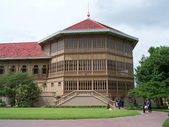 So ziemlich komplett aus Teak und wunderschön !