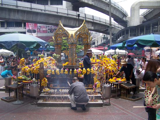 Das ist Thailand: Die Hypermoderne und das Traditionelle schließen sich hier keineswegs aus.