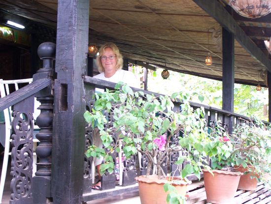 Hier gab´s lunch. Thais müssen ja ständig essen, ich hätte mir so manche Mahlzeit sparen können, aber ich hatte ja 2 Thai-Männer im Schlepptau, denen ständig der Magen knurrte !