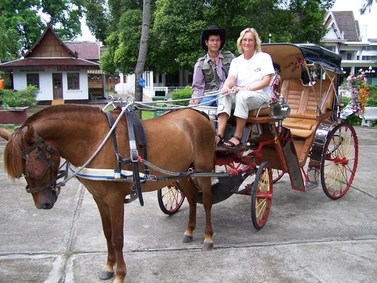 Thai-Django und ich (fehlte nur noch mein Stetson, die Knarre und 12.00 Uhr mittags war es auch nicht, eigentlich schon eher Zeit für den Saloon und eine Runde Poker...)
