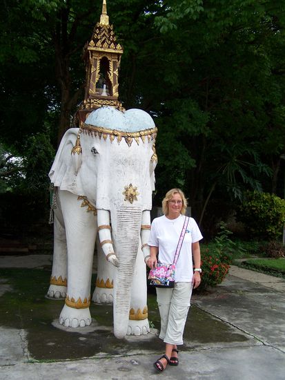 Ich lieebe Elefanten ! Und wenn sie aus Stein sind..egal !
