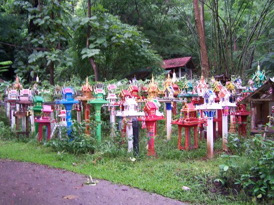 Geisterhäuschen an einem unfallträchtigen Straßenabschnitt