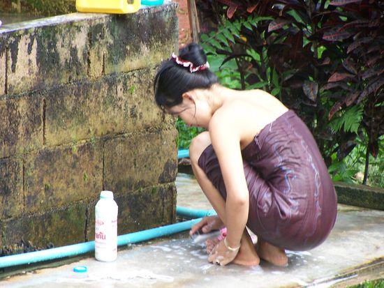 Wieder mal ein typisches Sombal-Foto ! Ich sagte noch: "Du kannst sie doch nicht fotografieren !" Er meinte nur: "Ach Quatsch, sieht doch gut aus !" Männer !!!!