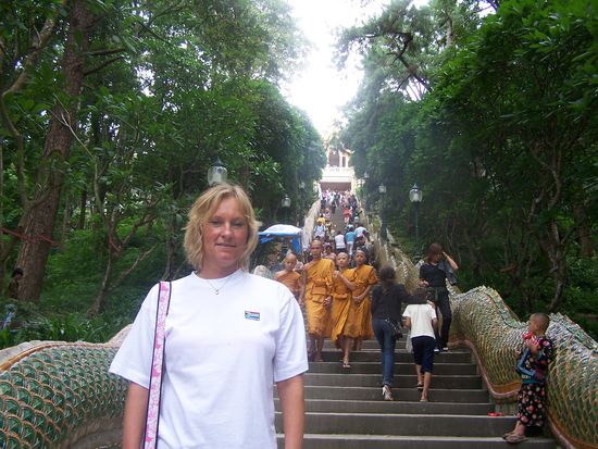 Vor dem Aufgang nach oben zum Tempel
