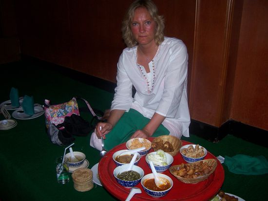 Ich war nicht sauer, wie mein Gesichtsausdruck vermuten lassen würde, nur genervt, weil ich diesen ganzen Scheiss so affig fand ! Wäre ich bloß auf eigene Faust losgezogen !