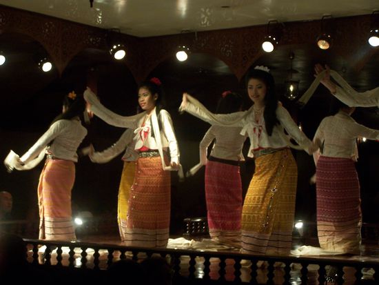 Die Mädels ja wunderhübsch, aber es war so, so, so - ? ja was ? Abartig in dieser Umgebung.