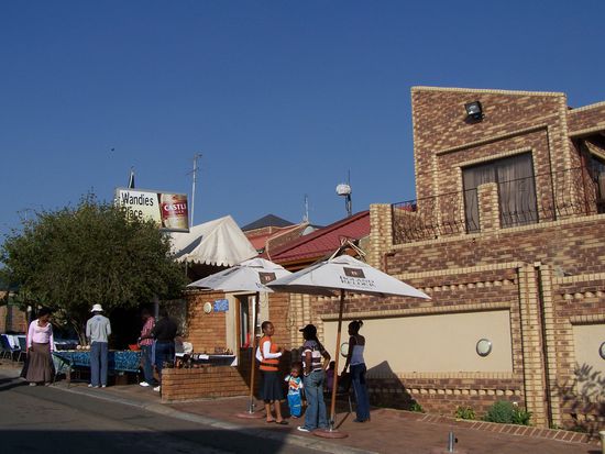 Vor einem Touri-Lokal in Soweto