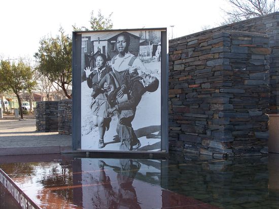 Am Gedenkplatz für Hector Peterson, einem der vielen Opfer der Unruhen in Soweto in den 80ern. Ein Kind, das sterben musste, weil die Regierung mit brutalster Gewalt gegen die Anti-Apartheid-Demonstrationen vorging.