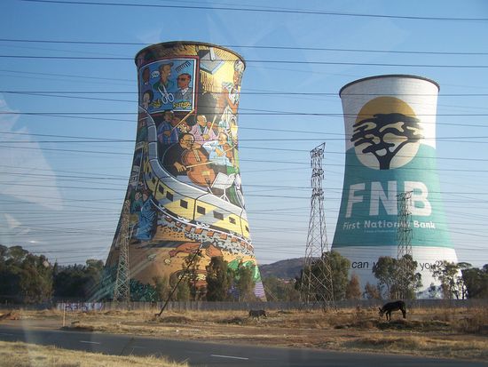 Kunstvoll bemalte Wassertürme in Soweto.