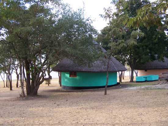 Auch in solchen Rundhütten kann man hier übernachten, wenn man´s komfortabler möchte.