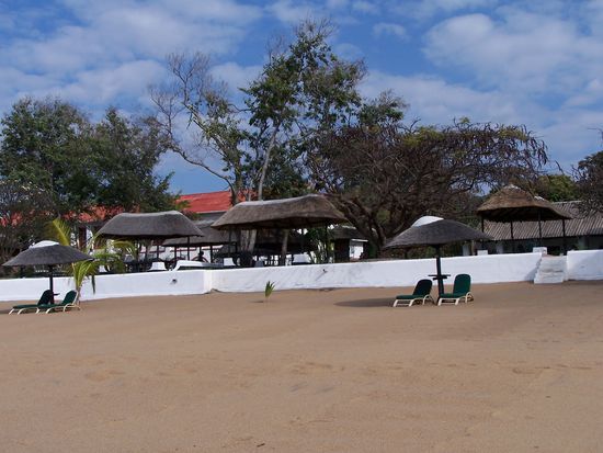 Der Hotelstrand. Ebenfalls verwaist, aber es war ja noch früh am Morgen.