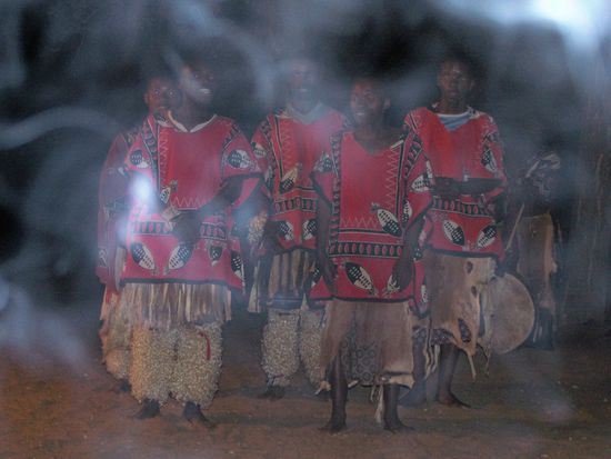 Swazi-Tänzer am Feuer