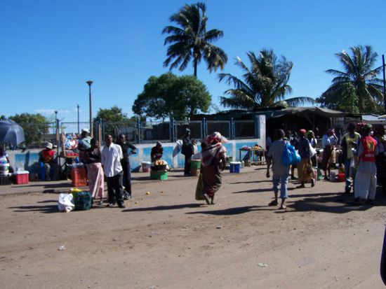 Buntes Treiben auf Maputos Straßen