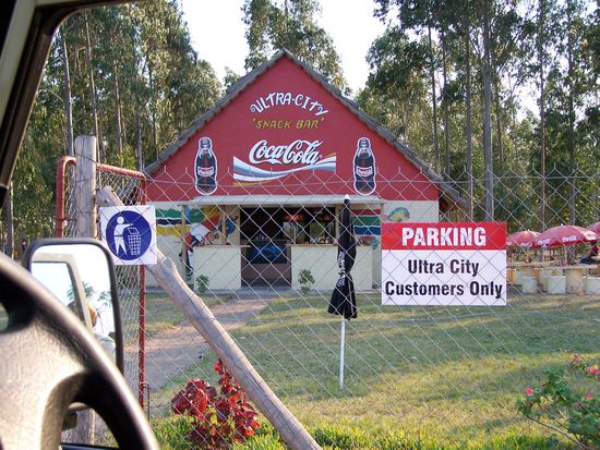 Rastplatz unterwegs nach Bilene - südafrikanische Besitzer verkaufen hier Snacks und Getränke.