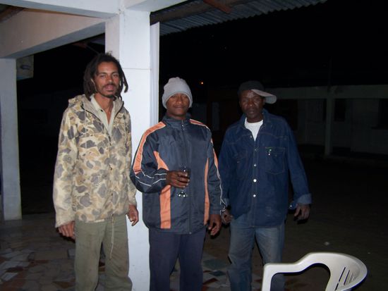 Ach, übrigens klang der gestrige Abend noch an einer einheimischen Bar aus, u.a. mit diesen 3 netten Herren. Der Typ links war der erste, der unbedingt meine Bundeswehrjacke haben wollte !