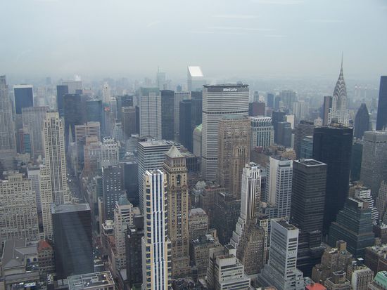 Man sieht MetLife Building, Chrysler Building und Rockefeller Centre