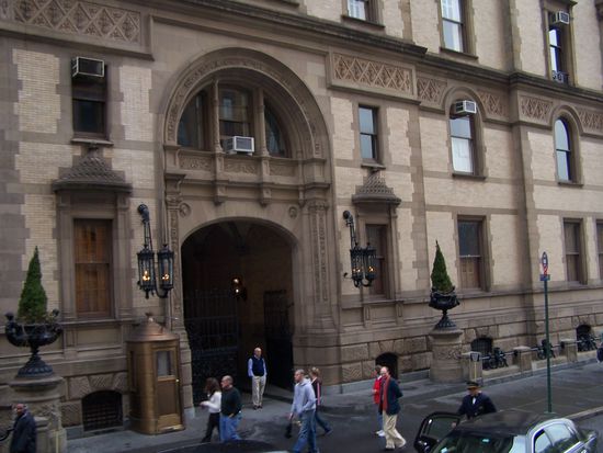 Hier, vor seiner Haustür, wurde John Lennon erschossen.