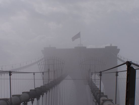Noch im Morgennebel - Brooklyn Bridge